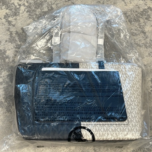 NWT MICHAEL Michael Kors Jet Set Travel Medium Two Tone Logo Tote Bag Black - Picture 8 of 15